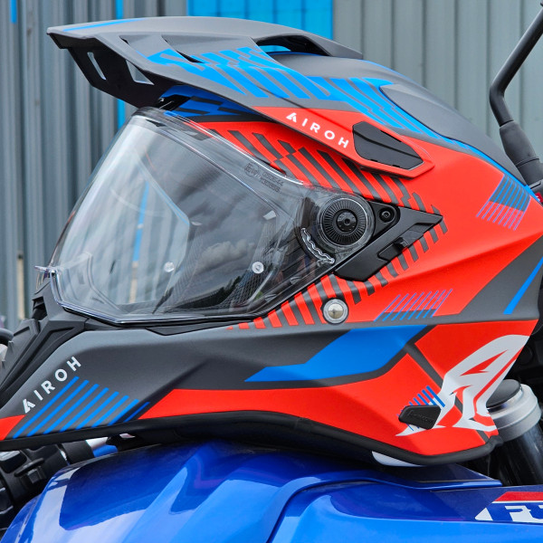 airoh_helmet_commander_boost_matt-red-blue_lifestyle1.jpg