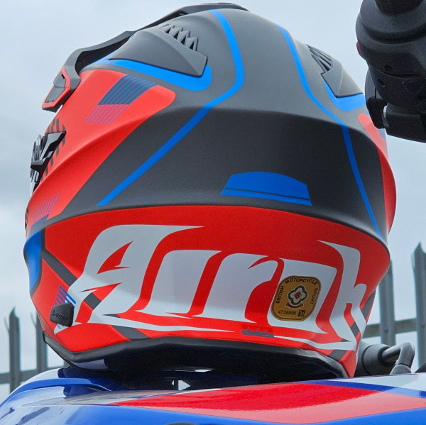 airoh_helmet_commander_boost_matt-red-blue_lifestyle2.jpg