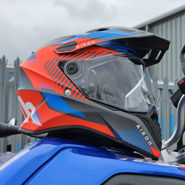 airoh_helmet_commander_boost_matt-red-blue_lifestyle3.jpg