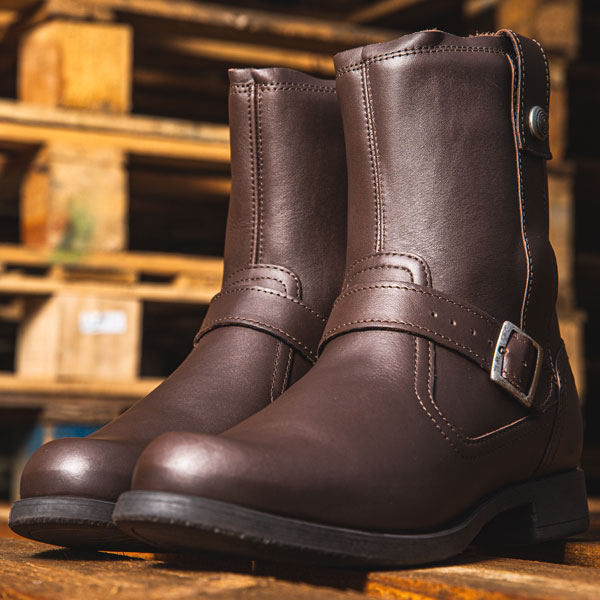 alpinestars-leather_boots_camargue-v2_brown_lifestyle1.jpg