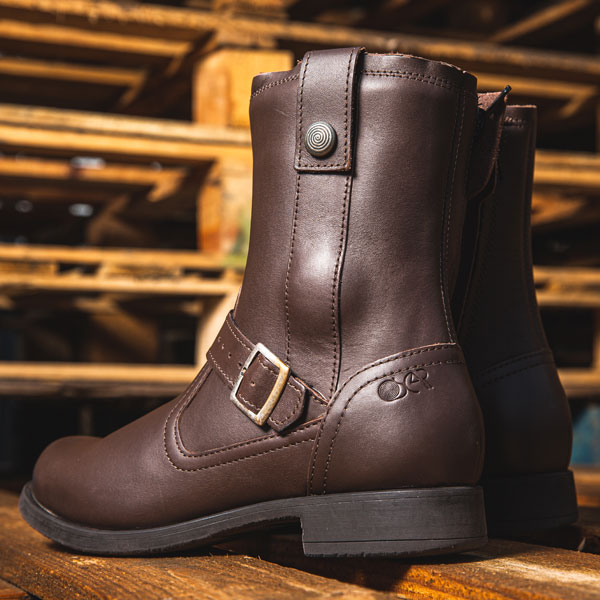 alpinestars-leather_boots_camargue-v2_brown_lifestyle2.jpg