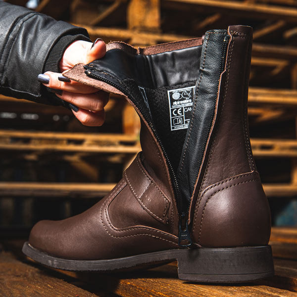 alpinestars-leather_boots_camargue-v2_brown_lifestyle3.jpg
