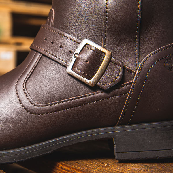 alpinestars-leather_boots_camargue-v2_brown_lifestyle5.jpg