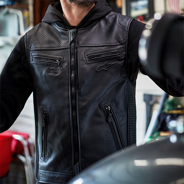 alpinestars_airbag-system_tech-air-3-v2-leather_black_lifestyle1.jpg