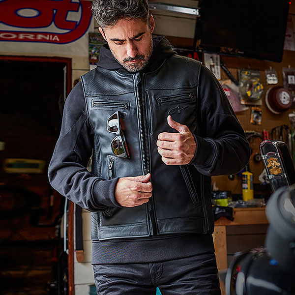 alpinestars_airbag-system_tech-air-3-v2-leather_black_lifestyle2.jpg