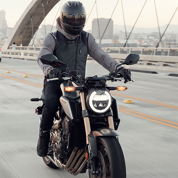 alpinestars_airbag-system_tech-air-3-v2_black_lifestyle2.jpg