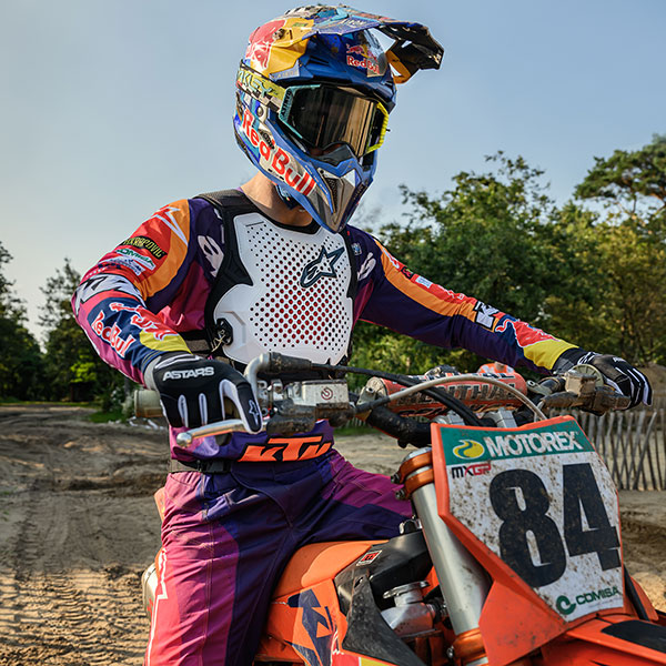 alpinestars_airbag-system_tech-air-mx_black-white-red_lifestyle1.jpg