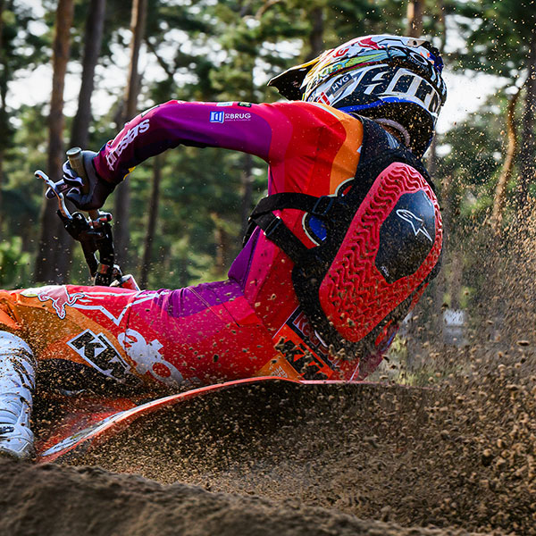 alpinestars_airbag-system_tech-air-mx_black-white-red_lifestyle2.jpg