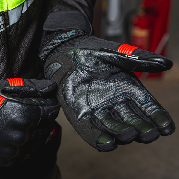 alpinestars_gloves_valparaiso-v2-drystar_black-bright-red_lifestyle3.jpg