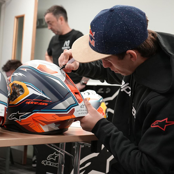 alpinestars_helmet_supertech-r10_pedro-acosta-signed-limited-edition_detail3.jpg