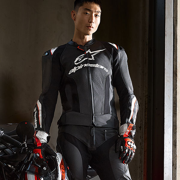 alpinestars_jacket_leather_missile-v3-ignition_black-white_lifestyle1.jpg
