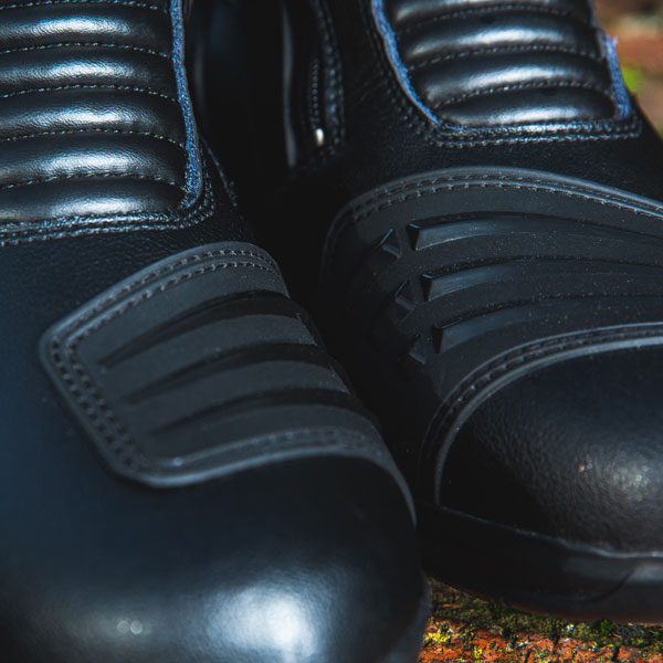 armr-moto_textile-boots_owara-2_black_lifestyle5.jpg