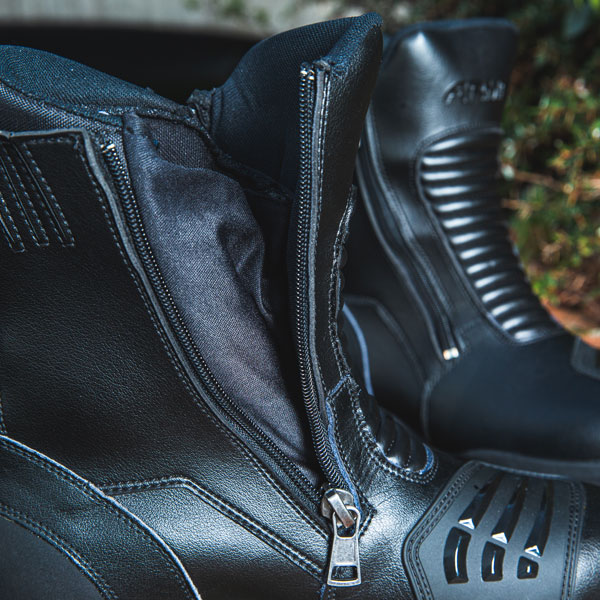 armr-moto_textile-boots_owara-2_black_lifestyle7.jpg