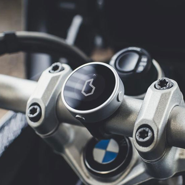 beeline_navigation-aid_moto-metal_silver_lifestyle1.jpg