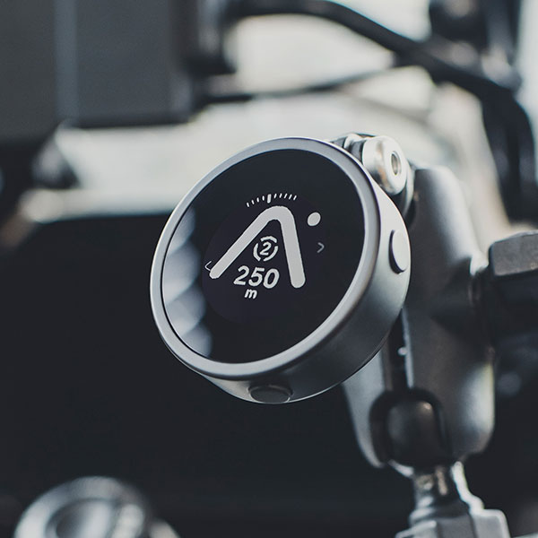 beeline_navigation-aid_moto-metal_silver_lifestyle2.jpg