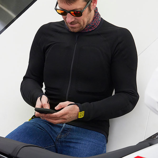 bowtex_elite-armoured-baselayer-shirt_black_lifestyle.jpg