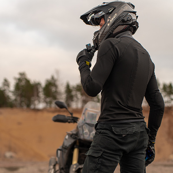 bowtex_elite-armoured-baselayer-shirt_black_lifestyle4.jpg