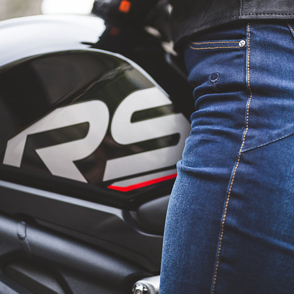 bull-it_motorcycle-jeans_ladies-harrier-slim-jeans_blue_lifestyle3.jpg