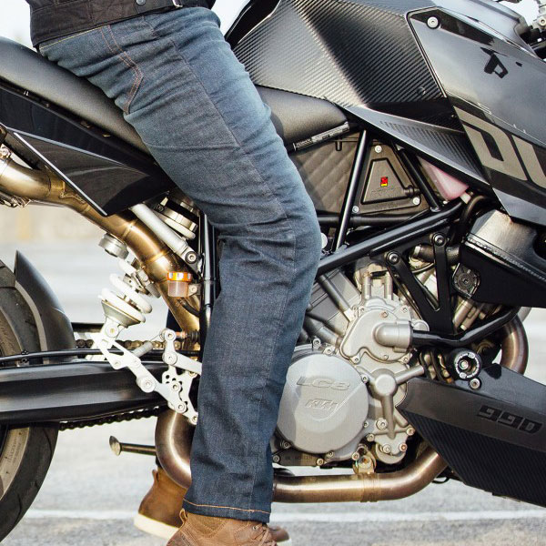 bullit_jeans_heritage-17-sp120-lite-straight_dark-blue_lifestyle.jpg