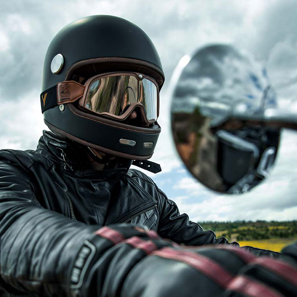 by-city_helmet_roadster-2_matt-black_lifestyle1.jpg