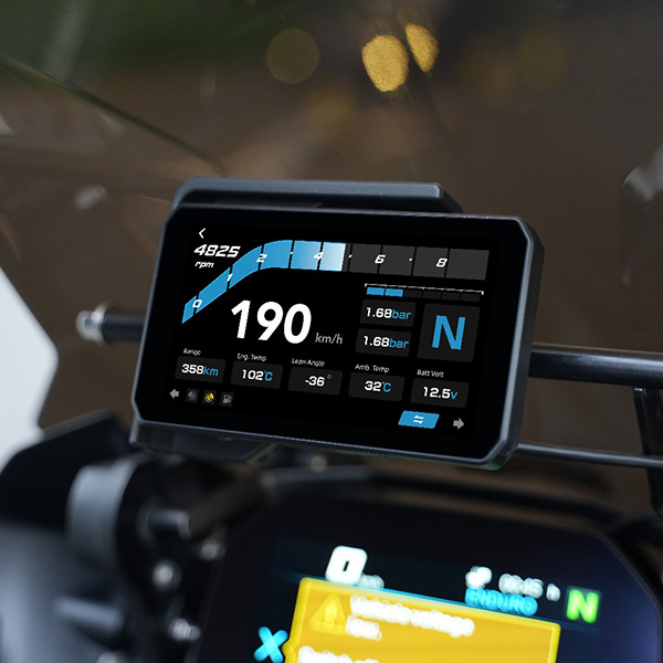 chigee_electronics_aio-5-play-smart-riding-system-bmw_lifestyle2.jpg