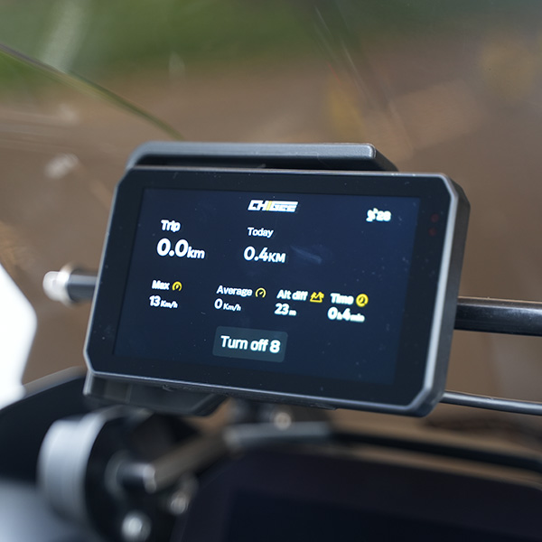 chigee_electronics_aio-5-play-smart-riding-system-bmw_lifestyle3.jpg