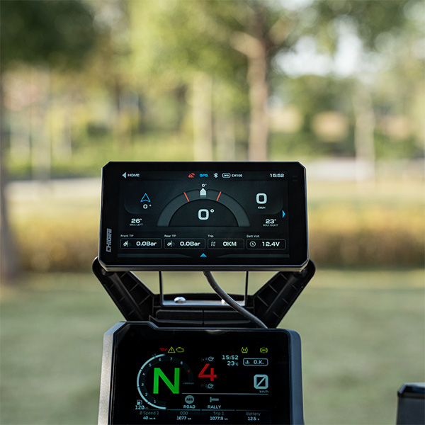 chigee_electronics_aio-6-max-smart-riding-system_lifestyle2.jpg