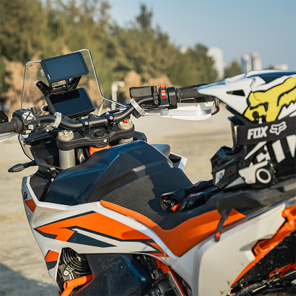 chigee_electronics_aio-6-max-smart-riding-system_lifestyle6.jpg