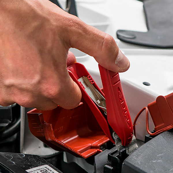 ctek_accessories_connect-battery-clamps_lifestyle1.jpg