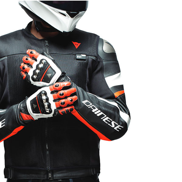 dainese-d-air-smart-jacket-black-green_lifestyle1.jpg