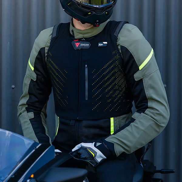 dainese_airbag-system_d-air-smart-air-jacket_black_lifestyle1.jpg