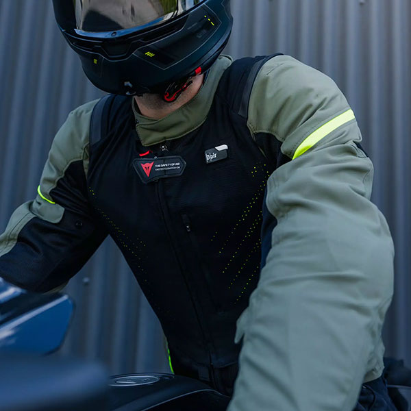 dainese_airbag-system_d-air-smart-air-jacket_black_lifestyle2.jpg