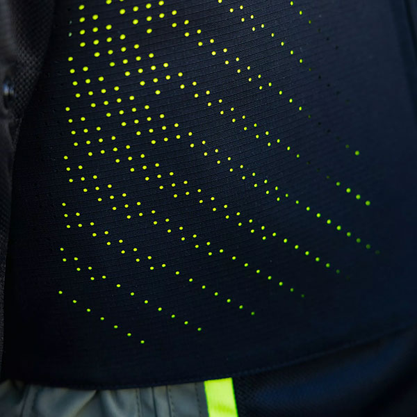 dainese_airbag-system_d-air-smart-air-jacket_black_lifestyle3.jpg