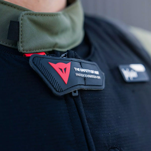 dainese_airbag-system_d-air-smart-air-jacket_black_lifestyle4.jpg