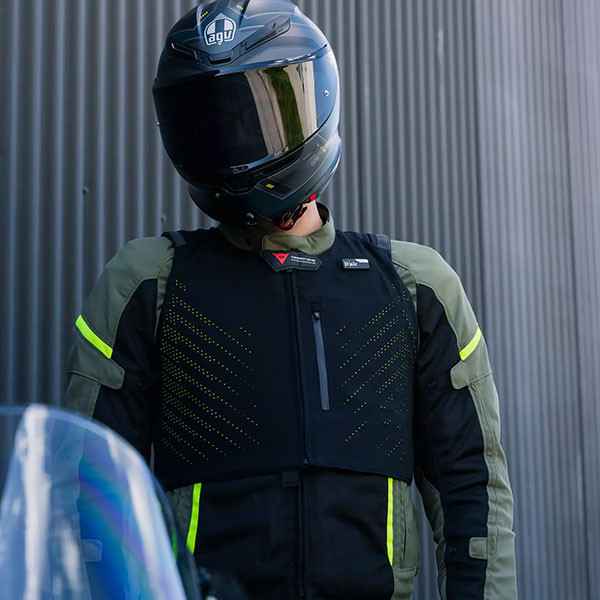 dainese_airbag-system_d-air-smart-air-jacket_black_lifestyle6.jpg