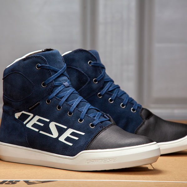 dainese_boots_textile_york-d-wp-shoes_black-iris-white_lifestyle1.jpg