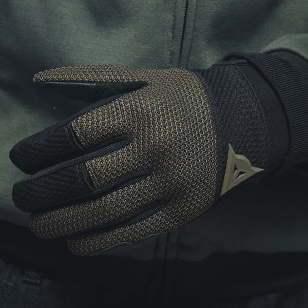 dainese_gloves-textile_torino_black-grape-leaf_lifestyle1.jpg
