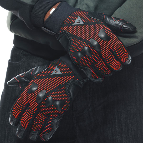dainese_gloves-textile_unruly-ergo-tek_black-fluo-red_lifestyle1.jpg