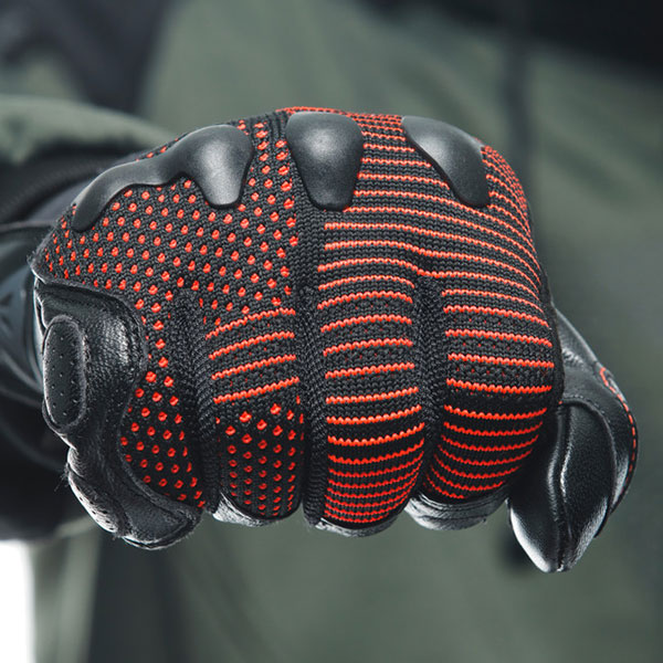 dainese_gloves-textile_unruly-ergo-tek_black-fluo-red_lifestyle2.jpg