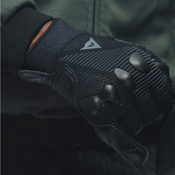 dainese_gloves-textile_unruly-ergo-tek_black_lifestyle2.jpg