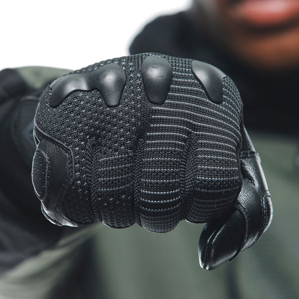 dainese_gloves-textile_unruly-ergo-tek_black_lifestyle4.jpg