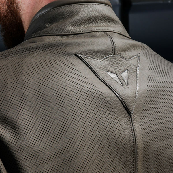dainese_jacket-leather_san-diego-perforated_light-brown_lifestyle-7.jpg
