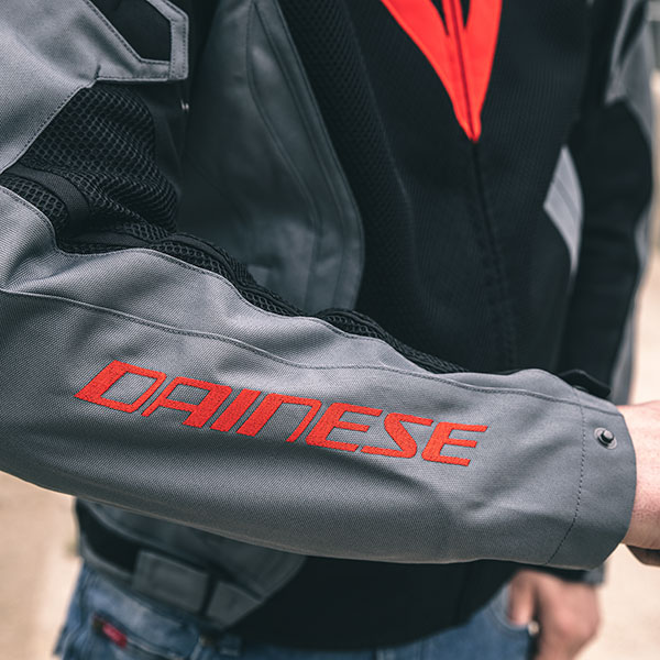 dainese_jacket-textile_air-crono2_black-charcoal-grey_lifestyle-10.jpg