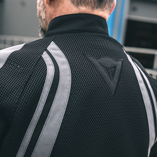 dainese_jacket-textile_air-crono2_black-charcoal-grey_lifestyle-11.jpg