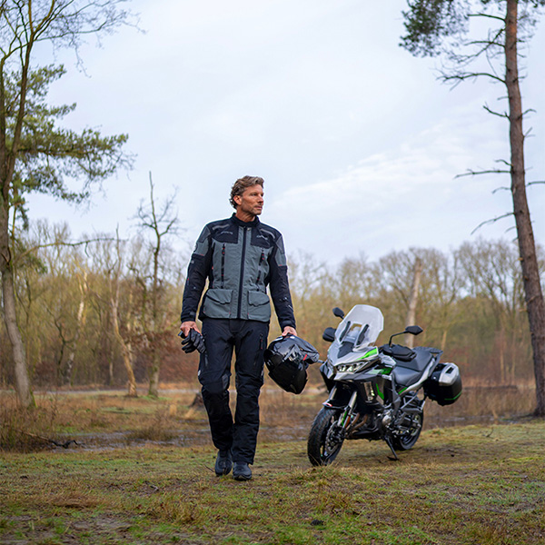 dane_bornholm_gorer-tex-pro_black-grey_lifestyle1.jpg