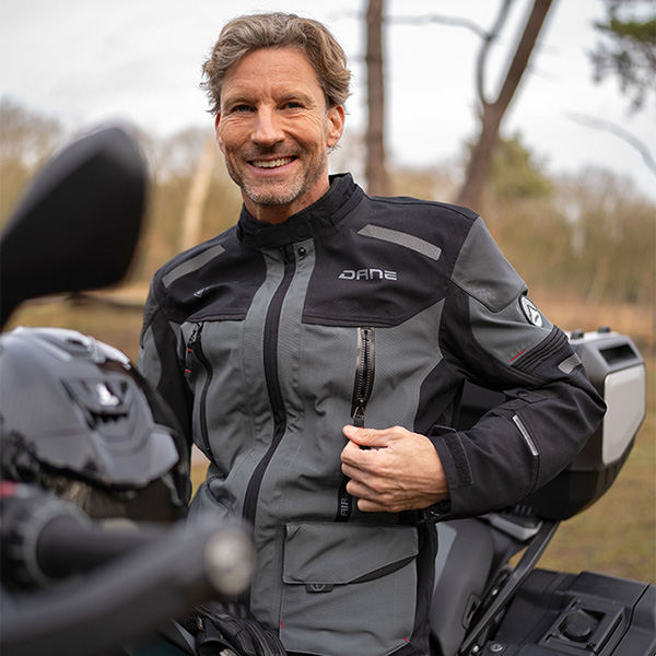 dane_bornholm_gorer-tex-pro_black-grey_lifestyle2.jpg