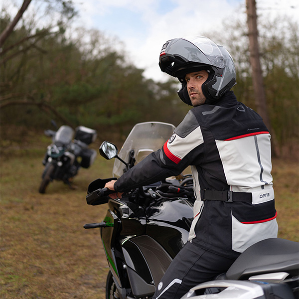 dane_bornholm_gorer-tex-pro_grey-red_lifestyle2.jpg