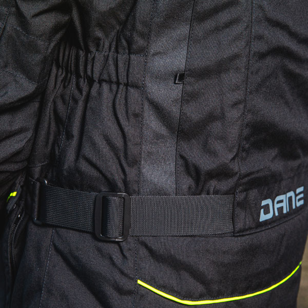 dane_textile_jacket_ikast_black-signal-yellow_lifestyle10.jpg