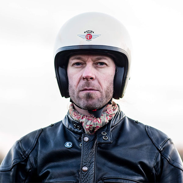 davida-helmets_open-face_speedster-v4_gloss-cream_lifestyle1.jpg