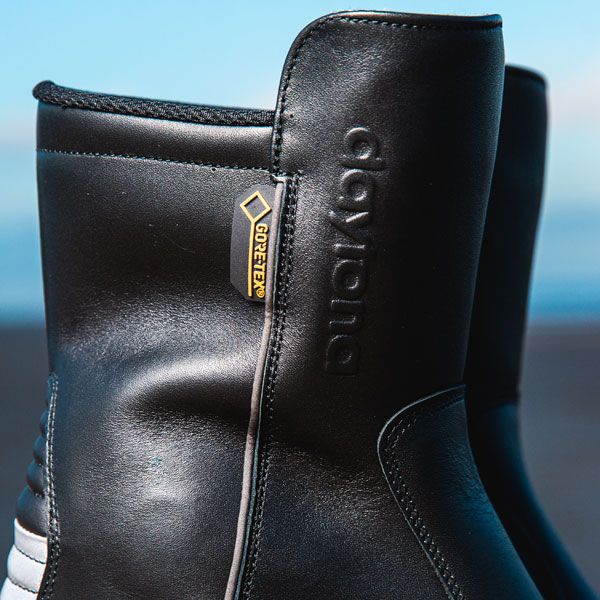 daytona_ladies_leather_boots_pilot-sl_black_lifestyle5.jpg